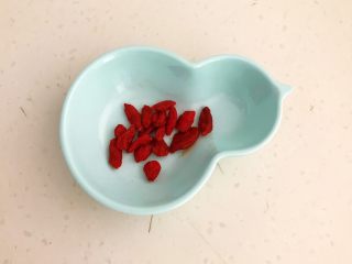 4、换个姿势吃汤圆 蛋抱汤圆,把泡发好的枸杞捞出来备用