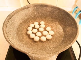 10、换个姿势吃汤圆 蛋抱汤圆,烧开后加入花生汤圆