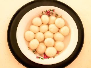 12、换个姿势吃汤圆 蛋抱汤圆,把汤圆捞出来放入碗里,捞汤圆的时候带入一点汤汁,免得汤圆沾黏在一起