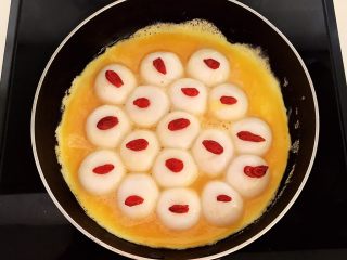 16、换个姿势吃汤圆 蛋抱汤圆,把泡发好的枸杞子放在汤圆上面,全程小火煎制