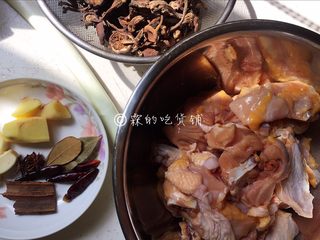 1、小鸡炖蘑菇,食材。