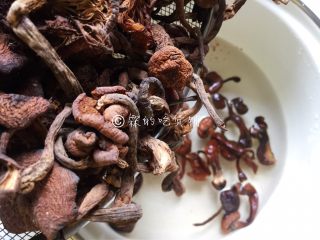 2、小鸡炖蘑菇,榛蘑开水里浸泡，随后洗净备用。