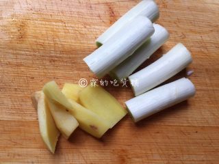 5、小鸡炖蘑菇,姜切片，大葱切段。