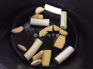 6、小鸡炖蘑菇,起油锅，先把葱姜蒜放入煸香。