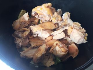 8、小鸡炖蘑菇,再把鸡块放入，稍许翻炒一下。