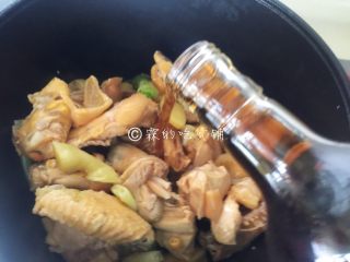 9、小鸡炖蘑菇,随后加料酒。