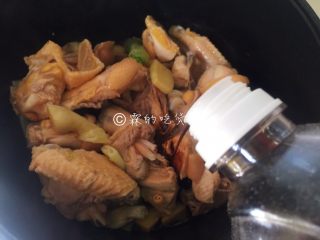 10、小鸡炖蘑菇,老抽和生抽。