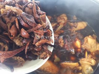 13、小鸡炖蘑菇,倒入泡发好的榛蘑，顺便尝一下咸淡，然后盖上锅盖小火炖煮，根据鸡的大小还有火头的大小，基本30分钟左右就可以了。