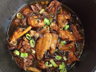 14、小鸡炖蘑菇,开盖，撒上葱叶。
