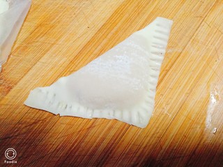 12、菠萝酱三角包,用叉子压实两边的口