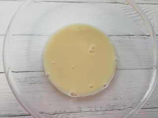 1、百变水果 水果披萨,温水中加入发酵粉、盐和糖混合均匀。