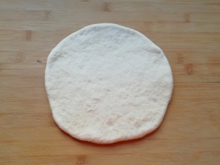 4、百变水果 水果披萨,发酵好的面团揉光排气,擀成一张比模具大一些的面饼。