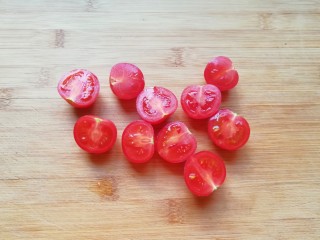 7、百变水果 水果披萨,饼皮烤制的时间里准备水果,圣女果洗干净一切两半。