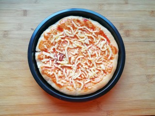 9、百变水果 水果披萨,烤制好的饼皮从烤箱里取出,抹上一层番茄酱,撒上一些马苏里拉芝士。