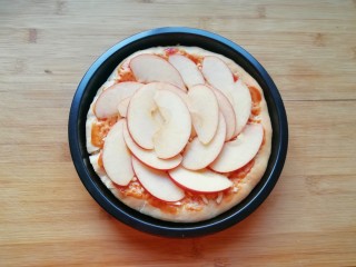 10、百变水果 水果披萨,摆上苹果片。