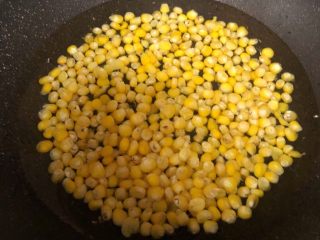 2、孜然玉米粒,玉米粒放开水里煮1分钟，捞出控水