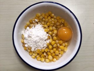 3、孜然玉米粒,加一个鸡蛋和一汤匙淀粉