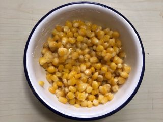 4、孜然玉米粒,搅拌均匀备用