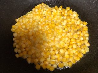 5、孜然玉米粒,锅中油烧热（平时炒菜的油量就行），放玉米粒小火煎稍微定型