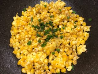 6、孜然玉米粒,翻炒碎继续煎，煎至微黄；撒椒盐和葱花即可