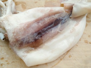7、牡蛎鱿鱼粥,准备鱿鱼