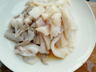 9、牡蛎鱿鱼粥,切段放入料酒腌制十五分钟