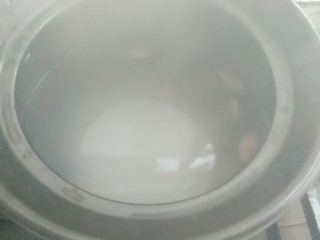 10、牡蛎鱿鱼粥,沙锅放入姜片煮开