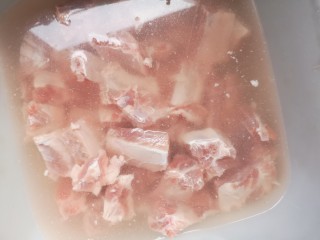 1、红烧排骨/高压锅版,排骨用温水加盐浸泡十分钟。