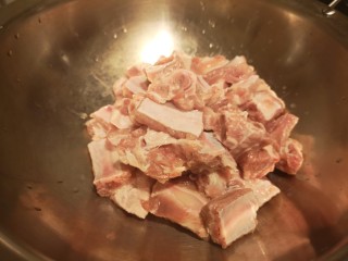 2、红烧排骨/高压锅版,洗干净的排骨放到锅中翻炒。
