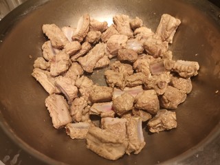3、红烧排骨/高压锅版,一直到炒干排骨里的水分。