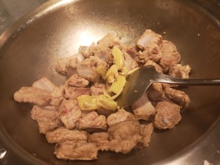 4、红烧排骨/高压锅版,放入姜片,加油,继续翻炒。