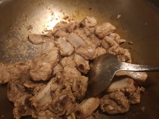 5、红烧排骨/高压锅版,到排骨金黄色捞出备用。