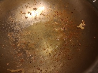 6、红烧排骨/高压锅版,锅内放入少许油。