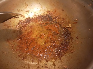 7、红烧排骨/高压锅版,放入白糖。一直熬到白糖起红色的泡泡。