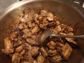 8、红烧排骨/高压锅版,下入排骨翻炒。