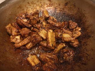 9、红烧排骨/高压锅版,加生抽,老抽,八角,桂皮,花椒粒儿翻炒。