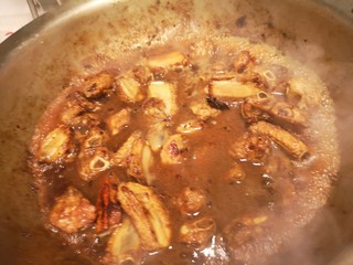 10、红烧排骨/高压锅版,加开水,盖上锅盖儿。