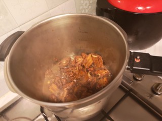 12、红烧排骨/高压锅版,转入高压锅,压20分钟。