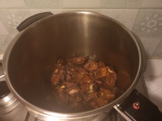 13、红烧排骨/高压锅版,开锅之后放入少许盐。