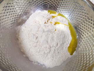 1、梅干菜烧饼,准备好中筋面粉，加入盐和菜籽油混合均匀。 