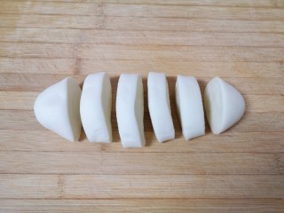 3、梅干菜烧饼,饧好的面团不用揉，直接搓成长条状，切成小剂子。