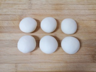 4、梅干菜烧饼,将小剂子揉光滚圆。 