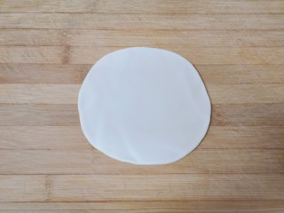 5、梅干菜烧饼,取一个小剂子擀成薄片。 