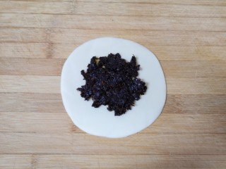 6、梅干菜烧饼,放上梅菜肉酱。 