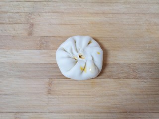 7、梅干菜烧饼,像包包子一样包起来，捏紧收口。 