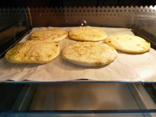 11、梅干菜烧饼,看看这是烤了15分钟的烧饼，微微变厚，香味已经飘出来了 