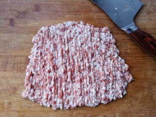 1、翡翠饺子——用一盘情意绵绵的饺子温暖整个冬天,将五花肉洗净，擦干表面的水分，剁成肉馅（我喜欢自己剁的肉馅，觉得麻烦的友友们可以买现成的五花肉馅）。选择猪肉的时候，不要选择全瘦的，尽量选择瘦一点的五花肉，肥瘦相宜。这样做出来的饺子馅才会有油水，也比较好吃。猪肉选择的时候一定要注意它的新鲜程度，只有新鲜的的猪肉，制作出来的肉馅味道才鲜美。