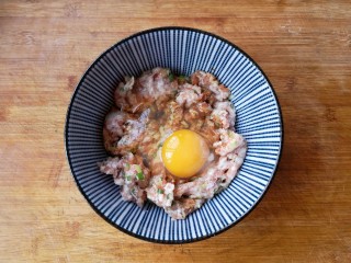 4、翡翠饺子——用一盘情意绵绵的饺子温暖整个冬天,将剁好的肉馅放入碗中，打入一个全蛋。再加入味极鲜酱油、料酒、鸡精、食盐、麻油和十三香粉。