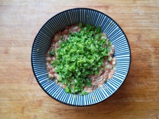 7、翡翠饺子——用一盘情意绵绵的饺子温暖整个冬天,将切碎的芹菜放入搅拌腌制好的肉馅中。（视肉馅的干湿情况，如果肉馅未打水状态比较干，就可以直接放入芹菜碎;如果肉馅比较湿，那就先将芹菜碎的水攥出去，再加入肉馅中）