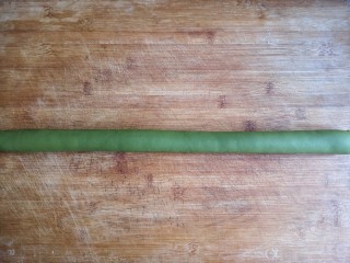 13、翡翠饺子——用一盘情意绵绵的饺子温暖整个冬天,用绿色椭圆形面饼把白色长条面包裹起来，再次搓成圆柱形长条（绿色面饼刚刚能包裹住白色面条为宜）。